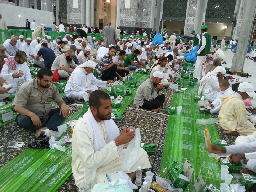 الطلاب يقدمون وجبة إفطار صائم في ساحات الحرم المكي