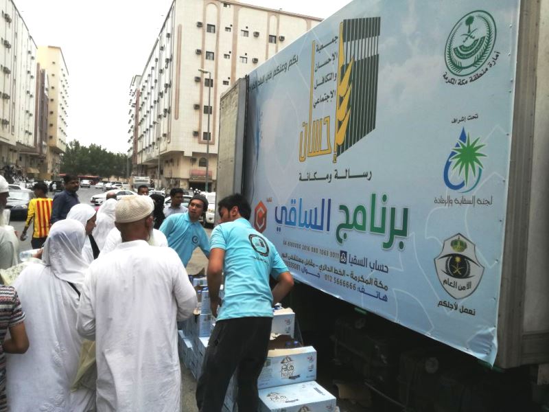 أكثر من 38 ألف عبوة ماء وعصير و 1200 كجم تمر للحجاج