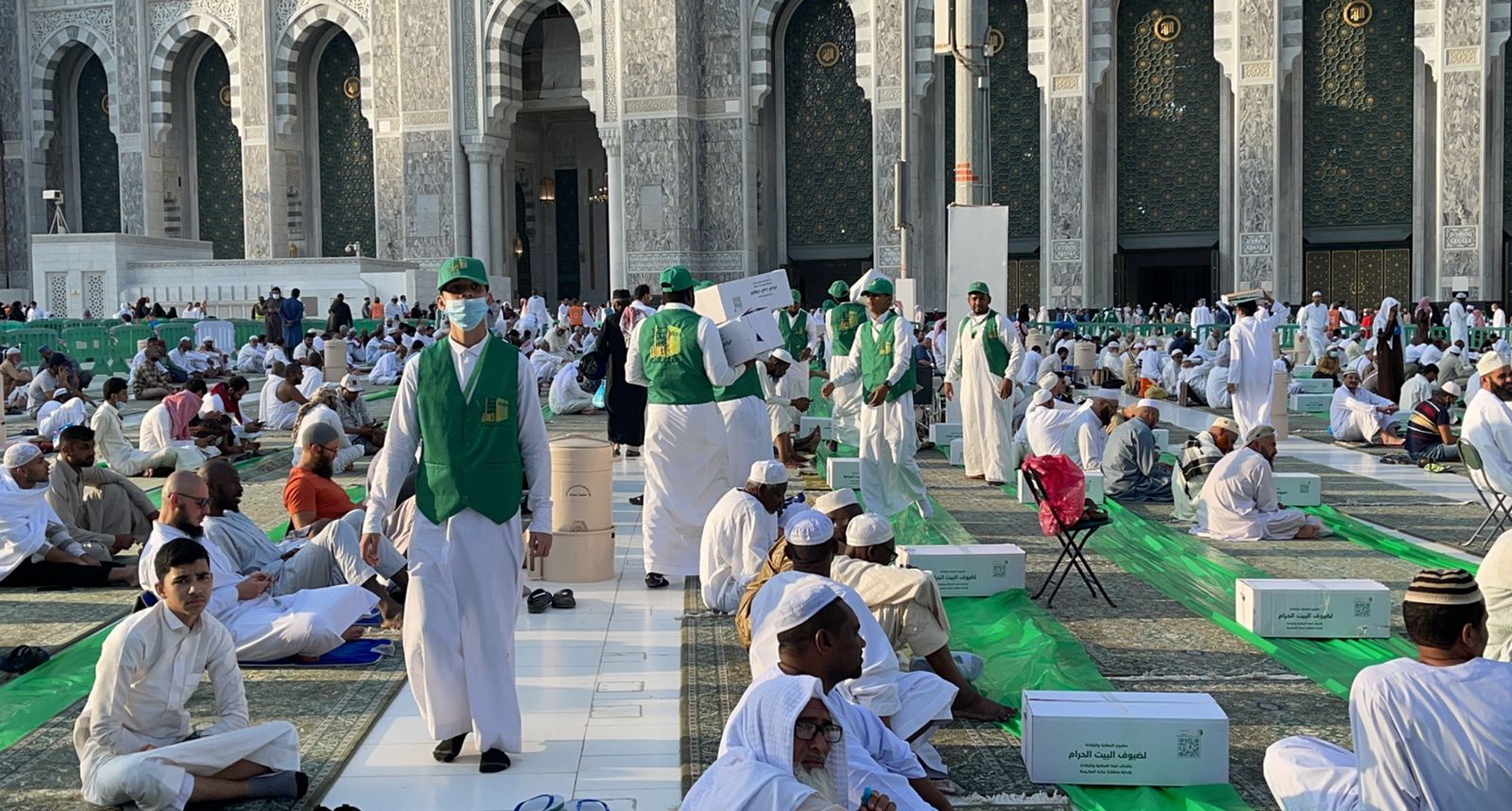 وقف سلطانة الراجحي تدعم إفطار صائم في ساحات الحرم بـ 90.000 وجبة