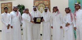 طلاب جامعة أم القرى يكرمون مدير البحث الاجتماعي بـ "الإحسان"