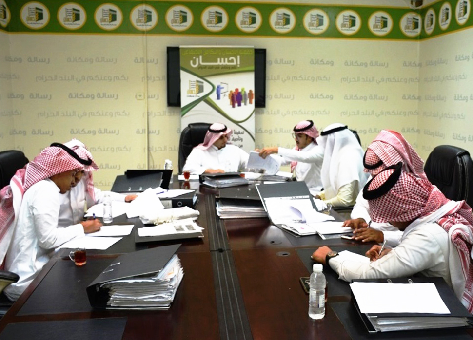 طلاب جامعة أم القرى يتدربون على فرز ملفات المستفيدين