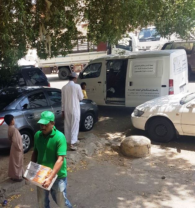 سكان الأربطة يشكرون (إحسان) على توفير الإطعام الخيري