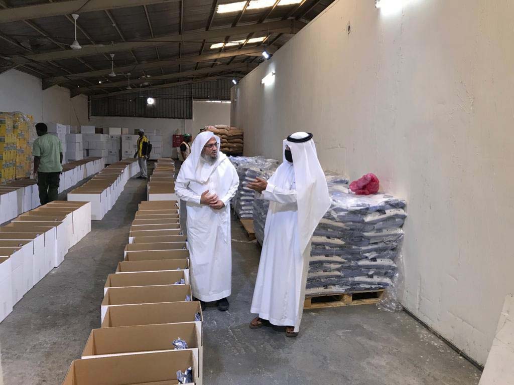 الزايدي يطلع على آلية تعبئة السلال الرمضانية للمتأثرين بـ (كورونا)