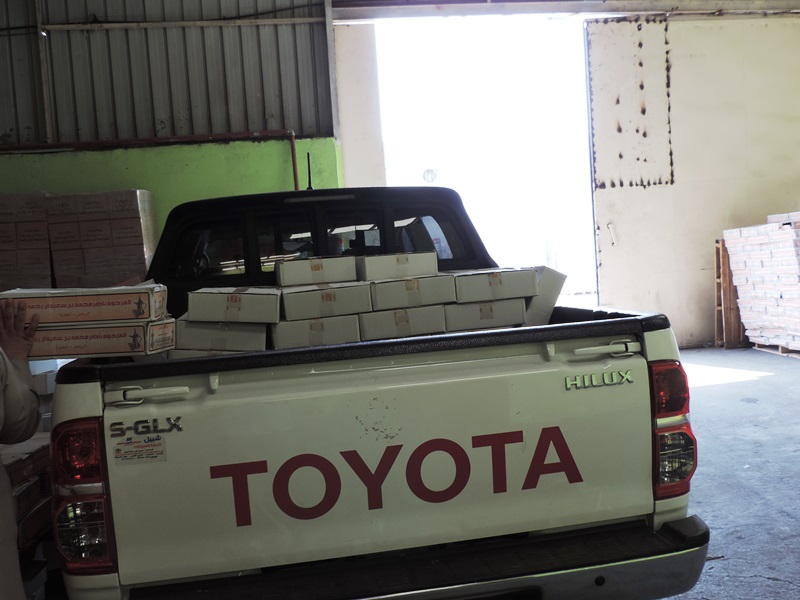 200 كرتون تمر لـ 400 أسرة يمنية نازحة