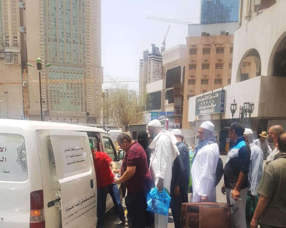 برنامج الإطعام الخيري يستأنف نشاطه بتقديم واجب الضيافة لزوار البيت الحرام