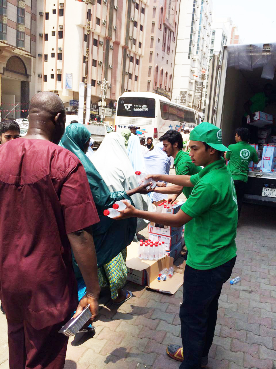 2.1 مليون عبوة ماء لسقيا الحجاج حول الحرم وأماكن تواجدهم