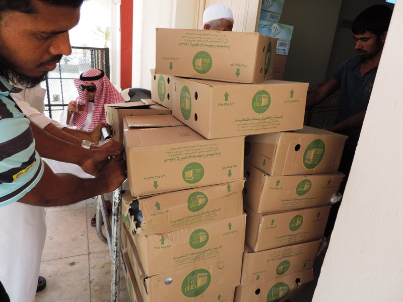 9 آلاف عبوة ماء وعصير وتمر لمراجعي تصحيح الجالية المينمارية