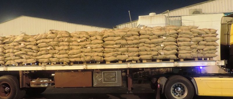 استلام 1000 كيس أرز زكاة الفطر والتوزيع وفق بيانات بأسماء المستحقين