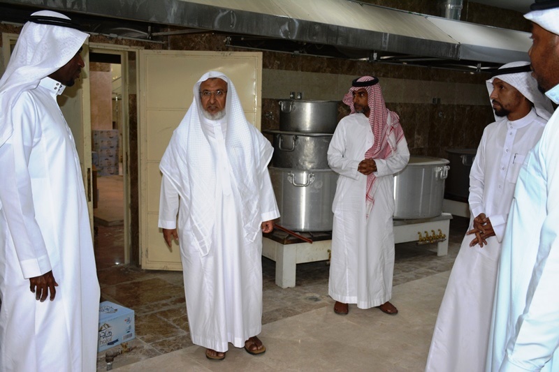 مدير عام (إحسان) يقف على آلية تجهيز وجبة إفطار صائم جافة بشركة زاد الوفود